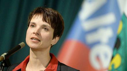 Frauke Petry will die AfD in Sachsen voranbringen. Ob ihr die Goldeskapaden ihrer Bundespartei im Wahlkampf nutzen werden?