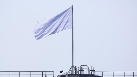 Weiße Fahne. Diese Banner pflanzten die Berliner Künstler auf die Brooklyn Bridge. Wie hier gut zu sehen, haben die Flaggen dennoch die Struktur des Sternenbanners.