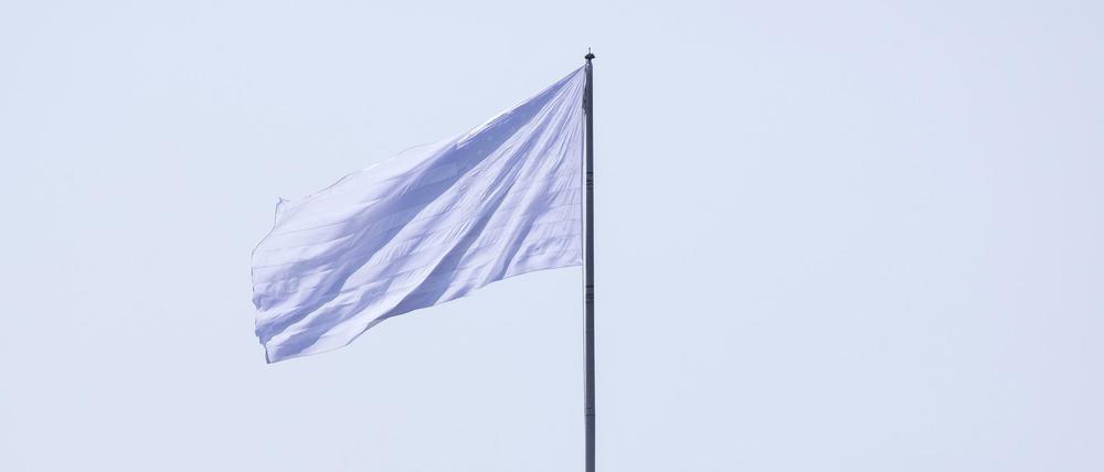 Weiße Fahne. Diese Banner pflanzten die Berliner Künstler auf die Brooklyn Bridge. Wie hier gut zu sehen, haben die Flaggen dennoch die Struktur des Sternenbanners.