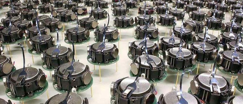 Schlau im Schwarm. Die einzelnen Roboter - "Kilobotsw" genannt - bewegen sich durch Vibrationen fort.