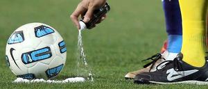 Auf die Linie gebracht. Der Vorstand der Deutschen Fußball Liga hat die Einführung des Freistoßsprays beschlossen.