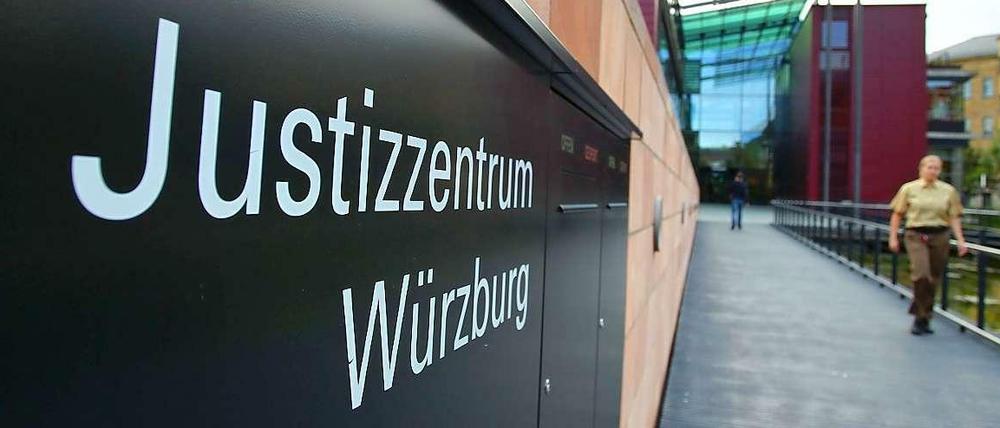 Im „Lkw-Krieg“ auf der Autobahn greift er zur Waffe: Der Autobahnschütze steht vor Gericht - und gibt die Serie grundsätzlich zu. Das Motiv bleibt vage, und die Beweisaufnahme könnte dauern.