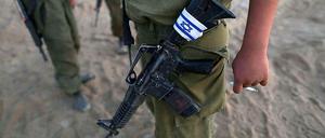 Israelischer Soldat mit Maschinenpistole.