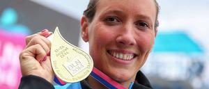 Lächeln mit Gold. Isabelle Härle nach ihrem Triumph in Grünau.