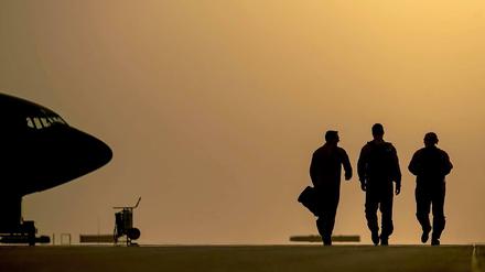 Waffen und Militärberater für den Irak: Nach der Initiative der USA diskutieren Politiker in Deutschland über ein Engagement gegen die IS-Kämpfer. 