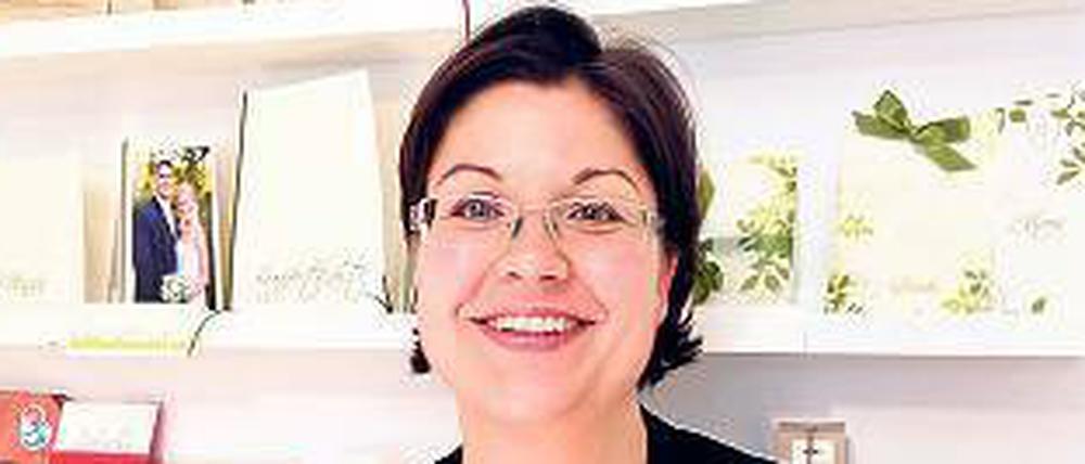 Bettina Große verkauft selbstgemachte Geburtstagskarten.