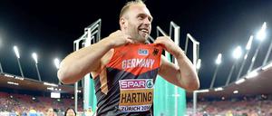 Angesetzt, aber nicht durchgezogen. Robert Harting täuscht das Trikotzerreißen nur an.