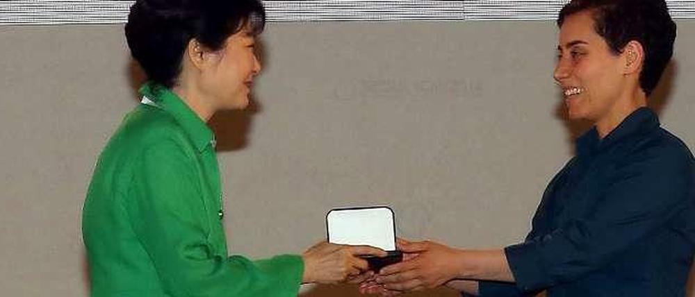Maryam Mirzakhani (r.) erhält in Seoul die Fields Medaille für Mathematik von der koreanischen Präsidentin Park Geun-Hye. 