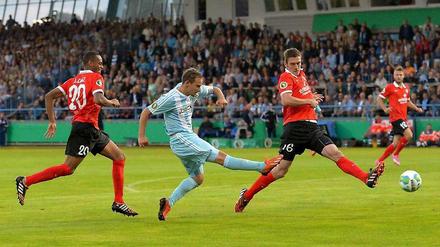 Erster Favoritensturz: Der FSV Mainz 05 verliert trotz 2:0-Führung beim Drittligisten aus Chemnitz.