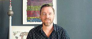 Daniel Grothues lädt zum Essen in sein Wohnzimmer ein.