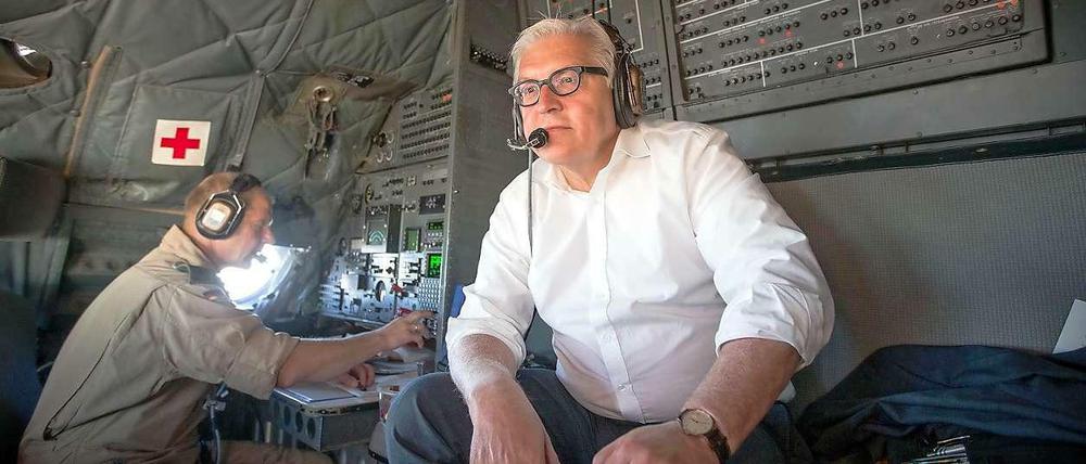 Auf dem Weg in den Irak. Außenminister Frank-Walter Steinmeier fliegt mit einer Transall-Transportmaschine nach Bagdad.