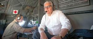 Auf dem Weg in den Irak. Außenminister Frank-Walter Steinmeier fliegt mit einer Transall-Transportmaschine nach Bagdad.