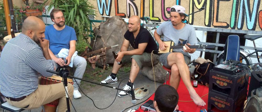 Musiker läuten mit E-Bass und E-Trommel das Wochenende ein.