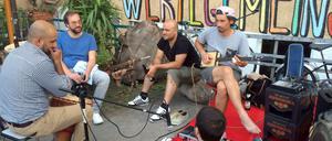 Musiker läuten mit E-Bass und E-Trommel das Wochenende ein.