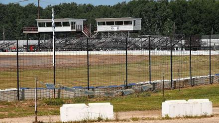 Der Ort des schrecklichen Geschehens: Der Canandaigua Motorsports Park in Canandaigua, New York. NASCAR-Champion Tony Stewart überfuhr und tötete hier den Nachwuchsfahrer Kevin Ward Jr., der nach einer Kollision mit ihm aus seinem Auto gestiegen und auf die Strecke gelaufen war.