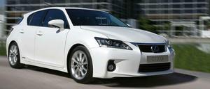 Fahrer von Autos mit Erdgas- oder Hybrid-Antrieb liegen aus Sicht des Verkehrsclubs Deutschland (VCD) ökologisch vorn. Das geht aus der neuen Auto-Umweltliste des VCD hervor. Angeführt wird sie vom Hybrid CT 200h der Toyota-Tochter Lexus, bei dem ein Elektroantrieb den Verbrennungsmotor unterstützt.