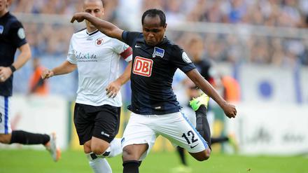 Ein Mann, ein Fuß, ein Tor. Herthas Brasilianer Ronny demonstrierte in Köln mal wieder seine überragende Schusstechnik.