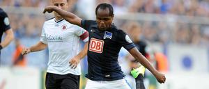 Ein Mann, ein Fuß, ein Tor. Herthas Brasilianer Ronny demonstrierte in Köln mal wieder seine überragende Schusstechnik.