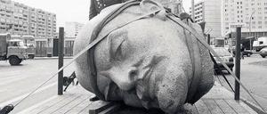 Kopfsache. Im November 1991 wurden die tonnenschweren Denkmalteile von Friedrichshain in den Köpenicker Forst gebracht.