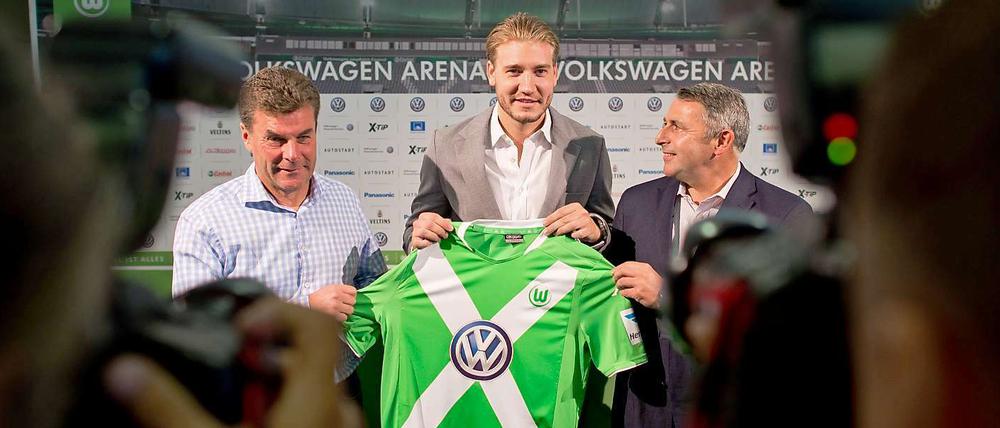 Neuzugang Nicklas Bendtner (Mitte) bringt den Ruf eines Problemprofis mit nach Wolfsburg.