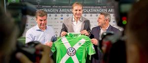 Neuzugang Nicklas Bendtner (Mitte) bringt den Ruf eines Problemprofis mit nach Wolfsburg.