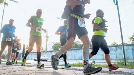 agein, tagaus. In der Helligkeit joggen ist einfach. Aber nachts im Spandauer Forst? Da halfen nur Stirnlampen. 