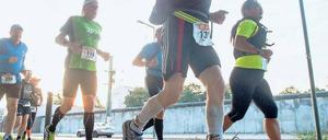 agein, tagaus. In der Helligkeit joggen ist einfach. Aber nachts im Spandauer Forst? Da halfen nur Stirnlampen. 