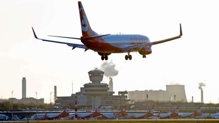 Eine Air Berlin-Maschine landet auf dem Flughafen Tegel.