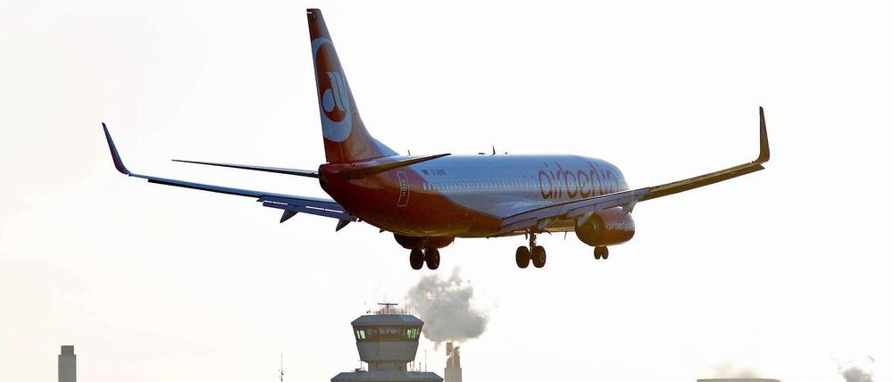 Eine Air Berlin-Maschine landet auf dem Flughafen Tegel.