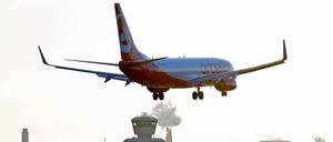Eine Air Berlin-Maschine landet auf dem Flughafen Tegel.