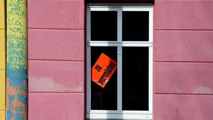In einem Wohnhaus in Berlin wird eine Wohnung frei.