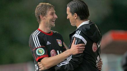 Herzlich gute Stimmung. Stefan Kießling (l.) nach seinem Treffer zum 5:0 beim DFB-Pokalspiel in Waldalgesheim mit Trainer Roger Schmidt