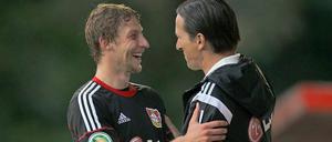 Herzlich gute Stimmung. Stefan Kießling (l.) nach seinem Treffer zum 5:0 beim DFB-Pokalspiel in Waldalgesheim mit Trainer Roger Schmidt