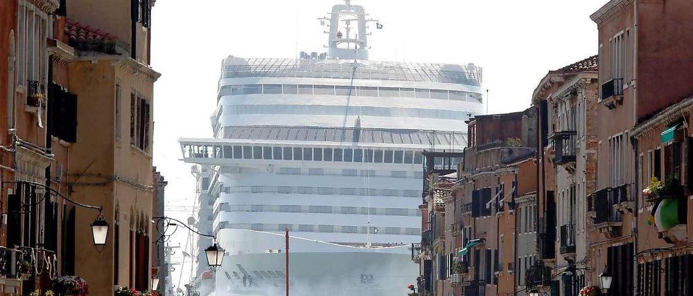 Alptraum für die Bewohner. Ein Kreuzfahrtschiff nach dem anderen steuert Venedig an.