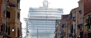 Alptraum für die Bewohner. Ein Kreuzfahrtschiff nach dem anderen steuert Venedig an.