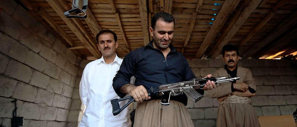 Ein irakischer Kurde begutachtet ein Gewehr auf dem Waffenmarkt von Arbil, der Hauptstadt der autonomen kurdischen Region im Norden des Landes.
