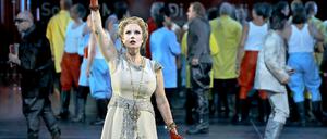 Dass Elisabeth für ihren Märtyrertod ins Biogas geht, hat Castorf im Premierenjahr viel Kritik eingebracht - und kräftige Buhrufe.