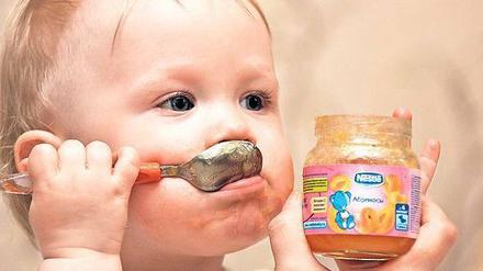Es schmeckt. Den kleinen Kunden ist es wohl egal, wer ihre Nahrung produziert hat. Der russischen Regierung nicht. 