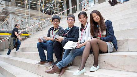 Sag zum Abschied leise Tschüss. Deyu Tsai (2.v.r.) und ihre Freunde sind aus Taiwan nach Berlin gekommen - und happy, sich den Pergamonaltar noch anschauen zu können.