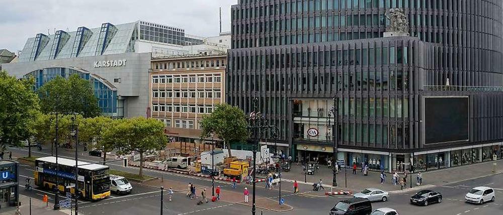 Karstadt am Ku'damm (links) soll Teil eines Centers werden. Die Investoren wollen das Nachbarhaus mit Telekomshop und „Orsay“ erwerben – und womöglich das Ku'damm-Eck (r.) mit C&A.
