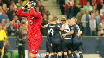 Salzburgs Keeper Peter Gulacsi rauft sich die Haare. Es kann noch einmal eng werden gegen Malmö.