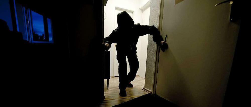 Der beste Schutz vor Einbrechern seien nach wie vor aufmerksame Nachbarn, sagt ein Polizeikommissar. 