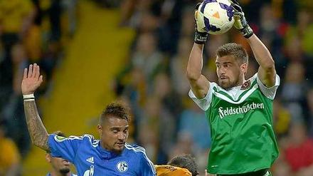 Torwart Benjamin Kirsten von Dynamo Dresden fängt den Ball, Kevin-Prince Boateng vom FC Schalke 04 hat im DFB-Pokalspiel das Nachsehen. Wie am Ende auch seine Mannschaft, die 1:2 verliert.