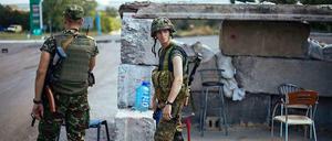 Zwei ukrainische Soldaten an einem Checkpoint im Osten des Landes