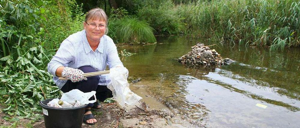 Angelika Heckhausen vom Projekt "Blue Sea" befreit die Havel von Plastik und anderem Müll.