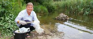 Angelika Heckhausen vom Projekt "Blue Sea" befreit die Havel von Plastik und anderem Müll.