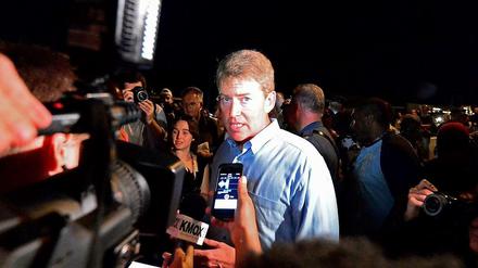 Chris Koster, Staatsanwalt von Missouri, spricht mit Reportern in Ferguson während der Krawalle wegen der tödlichen Schüsse auf Michael Brown.