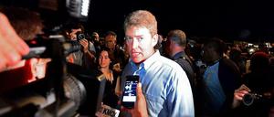 Chris Koster, Staatsanwalt von Missouri, spricht mit Reportern in Ferguson während der Krawalle wegen der tödlichen Schüsse auf Michael Brown.