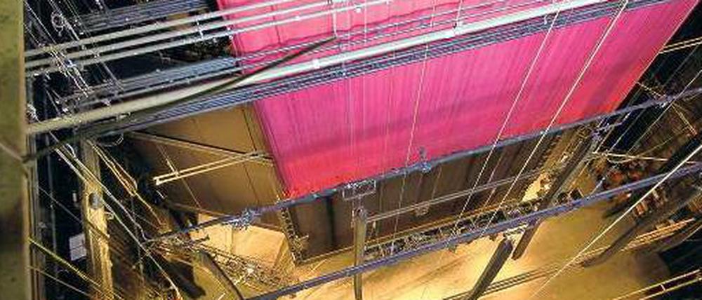 Schwindelerregend. Vom Schnürboden, der höchsten Ebene des Bühnenturms, geht der Blick 22 Meter tief hinunter auf die Bühne.