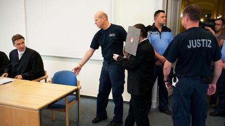 Mordprozess in Cottbus: Dem 20-jährigen Angeklagten wird vorgeworfen, im November 2013 eine Schülerin mit zahlreichen Messerstichen so stark verletzt zu haben, dass sie an den Folgen starb.